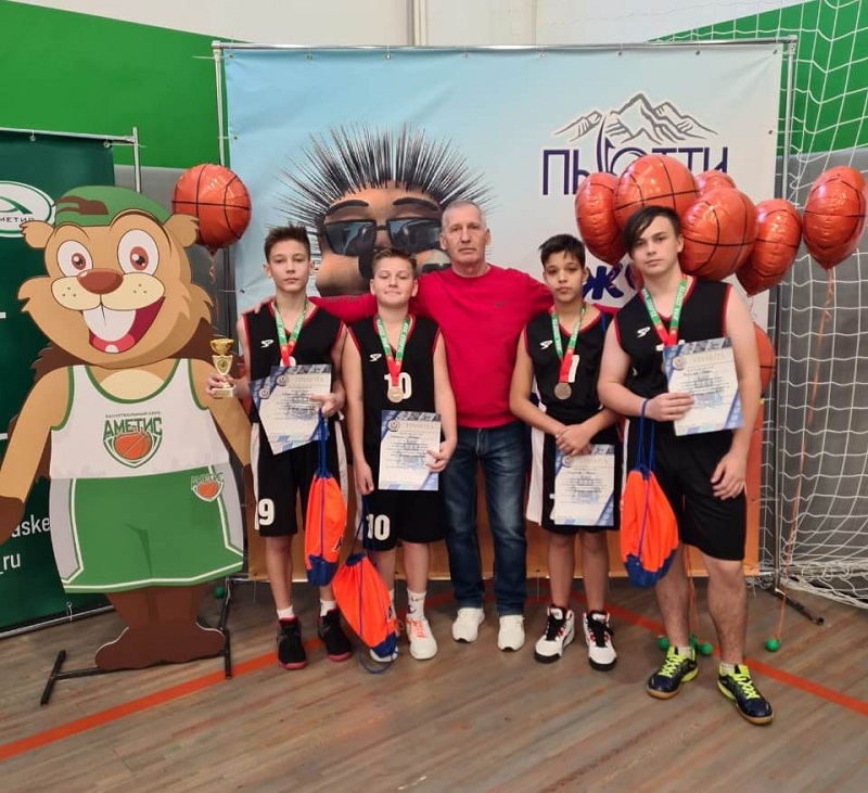 Кубок за III место в областных соревнованиях у баскетболистов из Шимановска