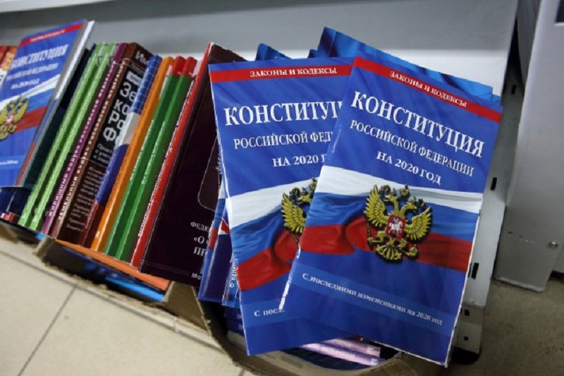 Дети станут достоянием страны: поправки в Конституцию РФ одобряют большинство россиян