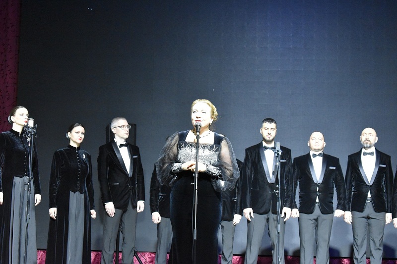 На сцене Дома культуры и спорта -  Амурский камерный хор «Возрождение»