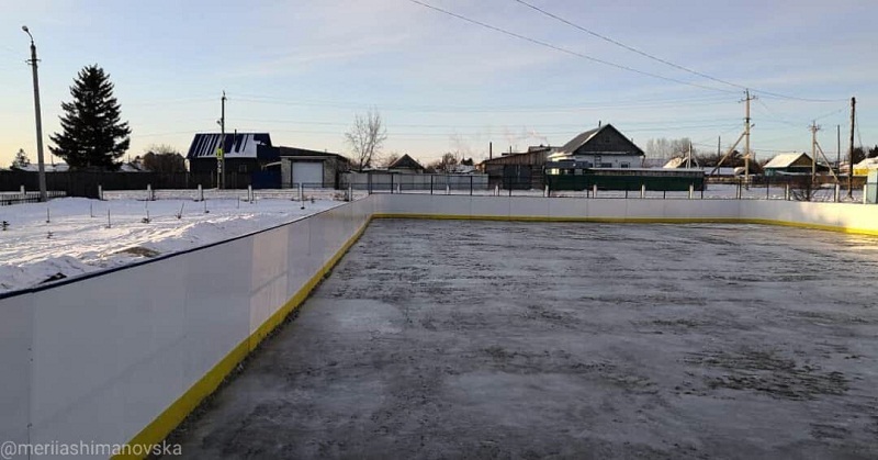 На территории школы № 4 открыта новая хоккейная коробка