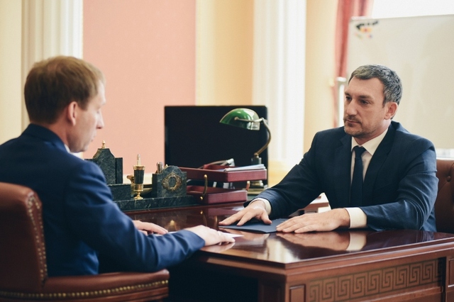 Александр Козлов передал Василию Орлову вопросы граждан по проекту «Напрямую к губернатору»