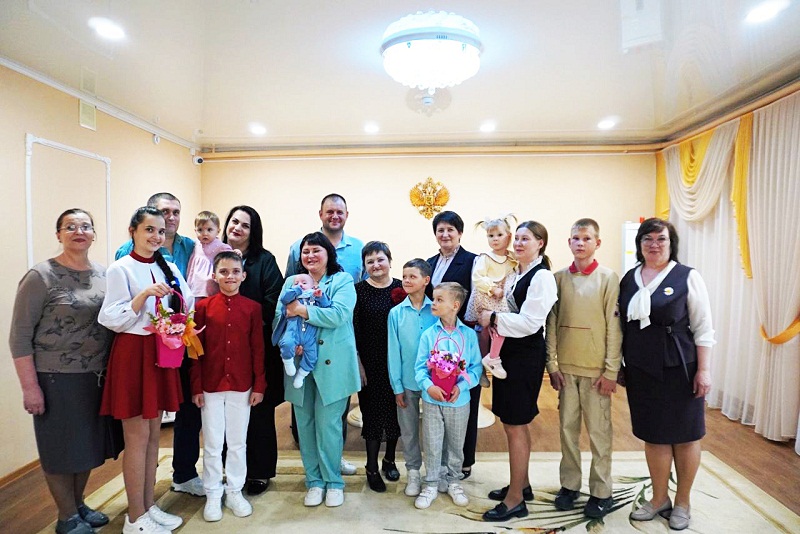 Вручение удостоверений многодетным семьям