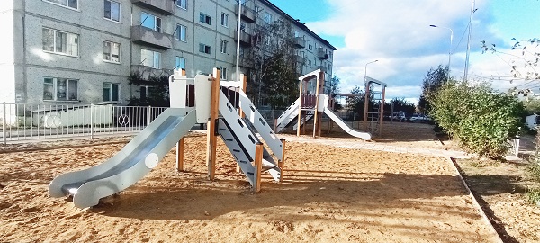 «1000 дворов»: устанавливаются детские площадки
