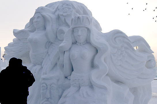 Чиновники попросили уменьшить бюст у одной из снежных фигур в Благовещенске