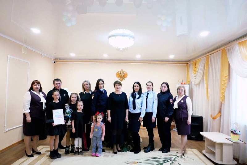 В Шимановске отметили мам в погонах