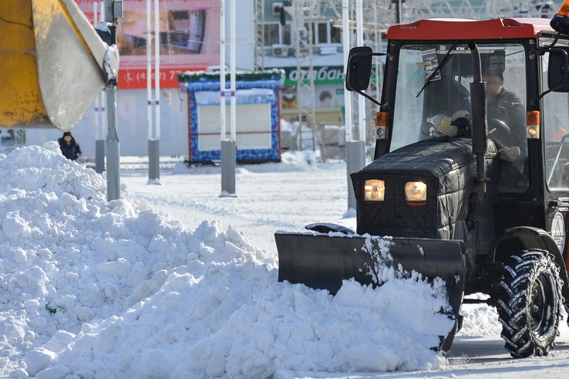 Василий Орлов: «Регион закупит 52 малых трактора для уборки снега в районах»