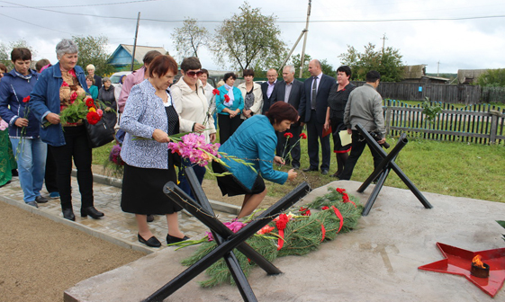 Открытие памятника в селе Петруши