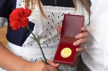 Госдума хочет вернуть выпускникам золотые медали