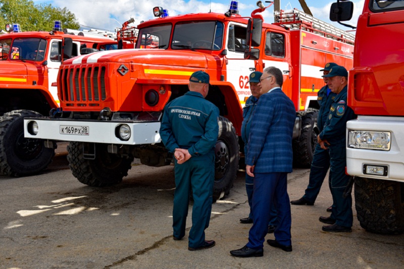 Подарок огнеборцам: пять автоцистерн и 30-метровую  автолестницу получили пожарные части Приамурья