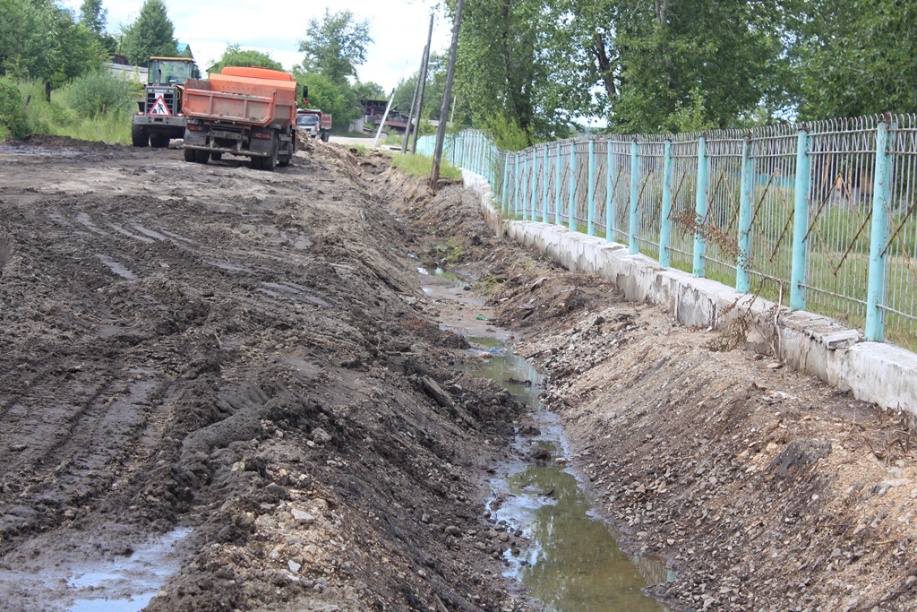 «Городское хозяйство» восстанавливает  дренажную систему в центре Шимановска