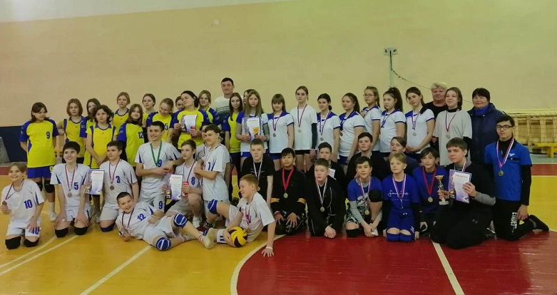 В турнире по волейболу золото и серебро у шимановских спортсменов