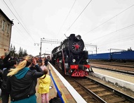 Ретропоезд привез в Шимановск военный перфоманс