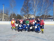 На льду молодёжь и ветераны хоккея