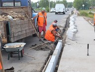 В городе появляются новые остановочные павильоны... И укладывается асфальтовое покрытие