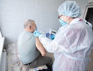Более 112 миллионов рублей выплатят амурским медикам за вакцинацию от коронавируса
