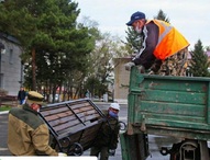 В Шимановске в общественных местах демонтируют скамейки